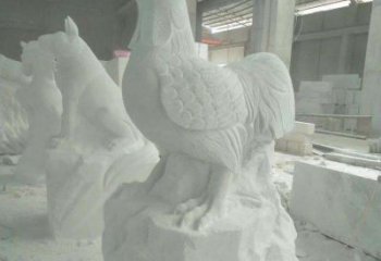 天津华丽而神奇的汉白玉中领生肖鸡雕塑