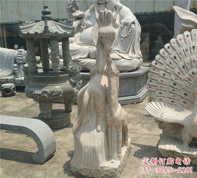 天津高贵优雅的长颈鹿雕塑