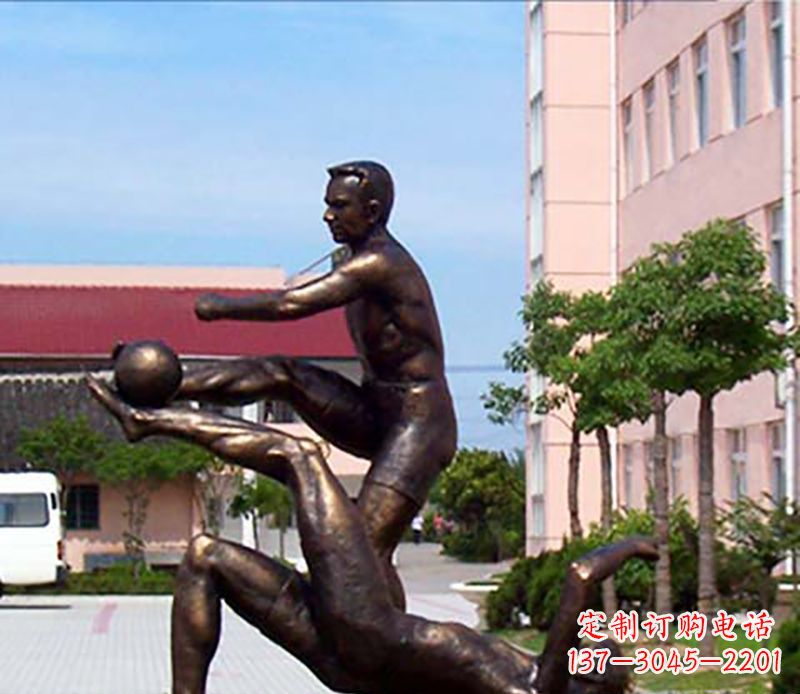 天津踢足球人物广场小品铜雕