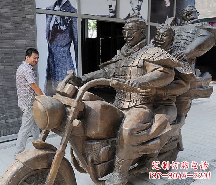 天津铜雕街头骑摩托人物雕塑