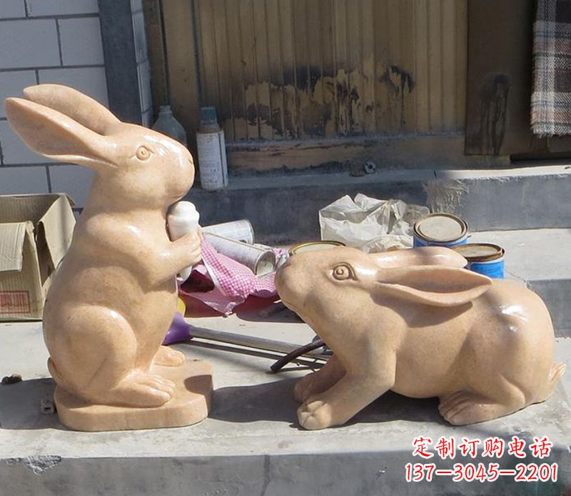 天津兔子石雕公园动物摆件