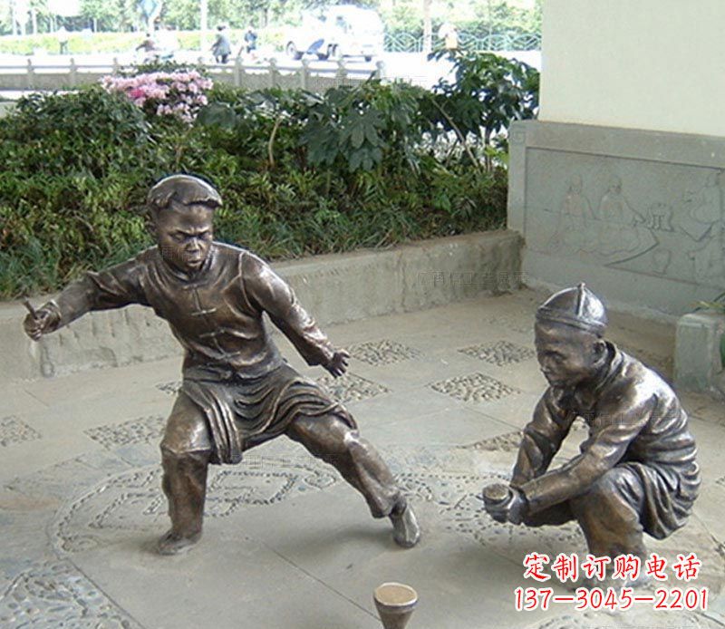 天津玩陀螺的古代儿童铜雕