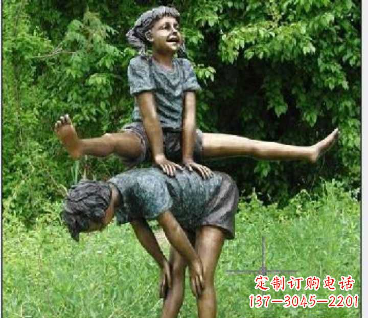 天津玩跳山羊的儿童铜雕