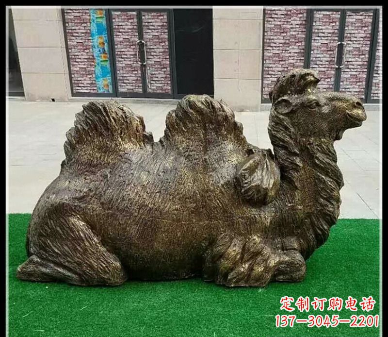 天津卧在草地的骆驼铜雕