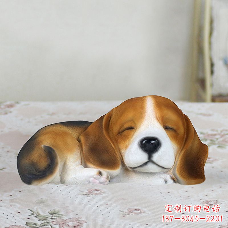 天津卧姿比格犬仿真雕塑，睡觉的小狗狗是内美陈动物雕塑摆件