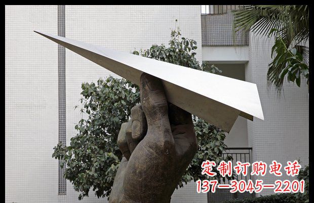 天津小区不锈钢手拿纸飞机雕塑