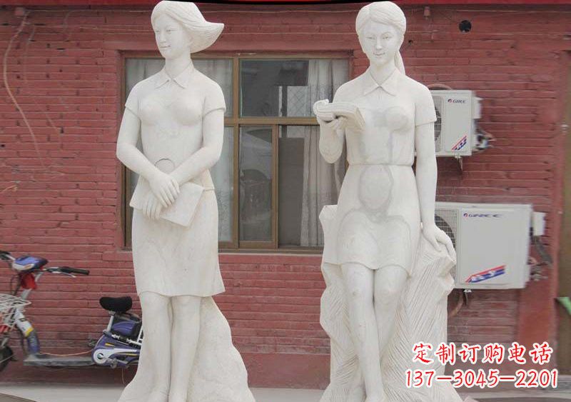 天津校园拿书本的学生石雕