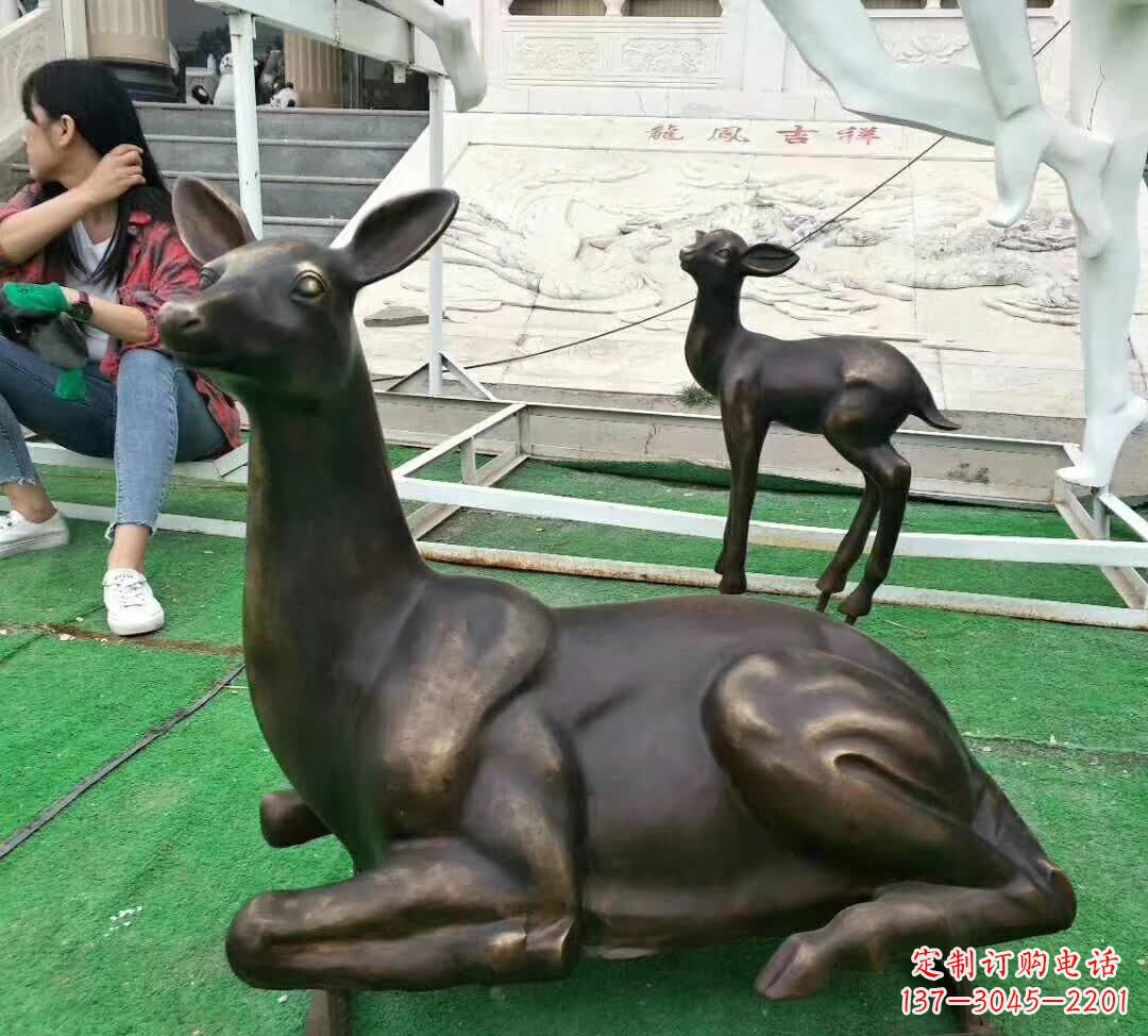 天津铸铜广场动物鹿雕塑 