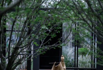天津人物雕塑-别墅庭院创意不锈钢仿铜抽象吹笛子的人物雕塑