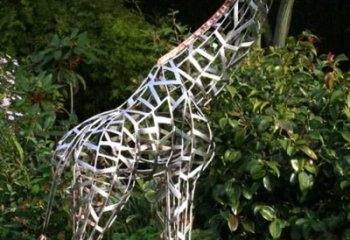 天津长颈鹿雕塑-户外草坪大型不锈钢镂空长颈鹿雕塑
